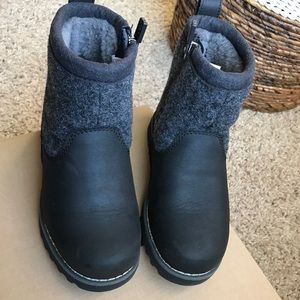 UGG bayson II waterproof black boot. Size tod 11M